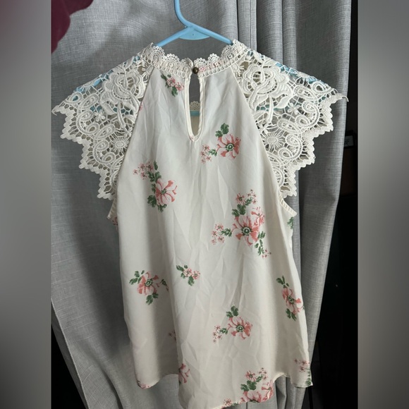 Cute floral top - Picture 3 of 3